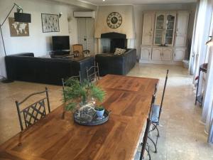 Maisons de vacances Charming Provencal Mas with pool by Taillades, close to Cavaillon in the Luberon, sleeps 6. : photos des chambres