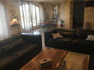 Maisons de vacances Charming Provencal Mas with pool by Taillades, close to Cavaillon in the Luberon, sleeps 6. : photos des chambres