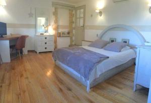 Maisons de vacances Charming Provencal Mas with pool by Taillades, close to Cavaillon in the Luberon, sleeps 6. : photos des chambres