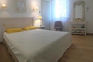 Maisons de vacances Charming Provencal Mas with pool by Taillades, close to Cavaillon in the Luberon, sleeps 6. : photos des chambres