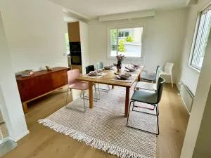 The 50s House with a modern twist, by metro, 3 cars parking - 赫尔辛基