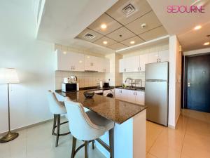 BCL12 - Stunning 1BR with Full Marina view in Bay Central Tower
