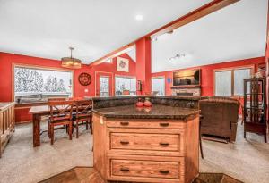 Fresh Tracks Retreat - Ski In Out Mtn View & Private Hot Tub