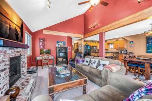 Fresh Tracks Retreat - Ski In Out Mtn View & Private Hot Tub