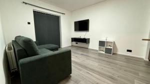 2-Bed Refurbished Home by Birmingham City Centre w- FREE Drive Parking & FREE WiFi