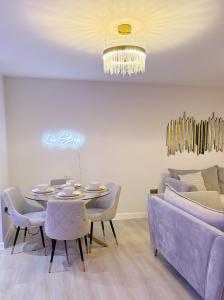 Luxury 2 bedroom Leeds City Apartment with Free parking & Jacuzzi bath