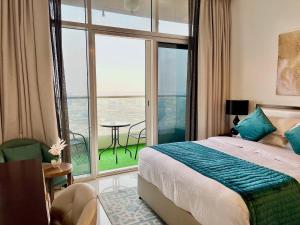 Top Floor Luxurious Apt in JVC, Near Marina