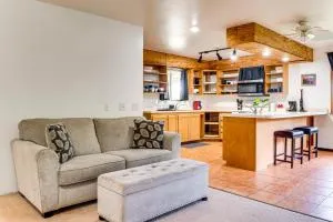 4 Mi to Beach Keaau Retreat with Relaxing Porch! - 沃尔卡诺