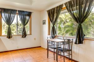 4 Mi to Beach Keaau Retreat with Relaxing Porch!