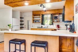 4 Mi to Beach Keaau Retreat with Relaxing Porch!