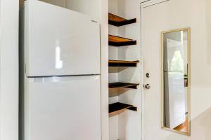 4 Mi to Beach Keaau Retreat with Relaxing Porch!