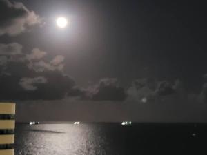 Apartamento a 150 metros da Praia, e Piscina na Cobertura do Prédio