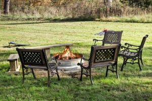 Riverfront w Deck Grill Fire pit & Climbing Wall