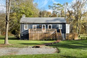 Riverfront w Deck Grill Fire pit & Climbing Wall