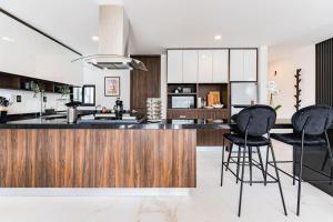 Urban Elegance Apartment with Balcony Views