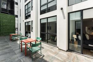 Stylish Polanco Duo Steps from Lincoln Park