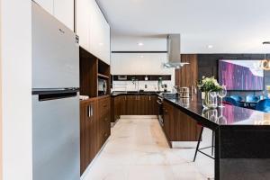 Stylish Polanco Duo Steps from Lincoln Park