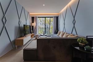 Elegant Apartment with Balcony and City Views