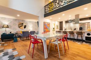 Chic Loft Near Top Dining and Architecture