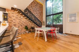 Chic Loft Near Top Dining and Architecture