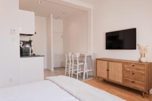 #4 - Quaint Studio - Self Check in - Plateau - St-Denis - AC - TV
