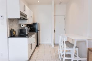 #4 - Quaint Studio - Self Check in - Plateau - St-Denis - AC - TV