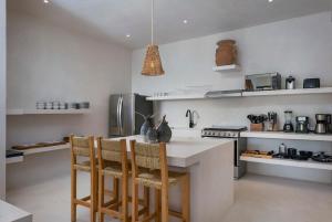 Jungle 3BR Villa, Garden & Pool, La Veleta