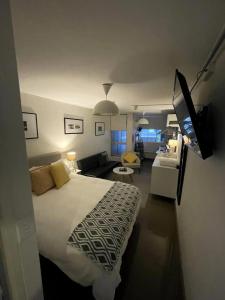 Spacious Studio w pool & just off Oxford St
