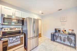 3 Mi to Dtwn San Antonio Home with Deck and Casita!