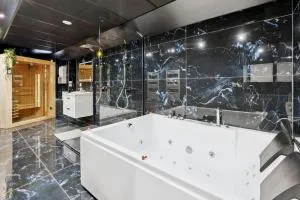 Love Room - Suite avec jacuzzi et sauna privatif - 科尔贝埃索讷