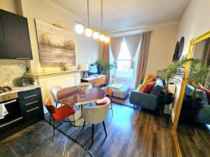 Stylish & Cosy Hyde Park Home by Tube Metro Stations with Elevator - Lift