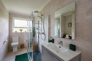 Luxurious tranquil private sleeps 8 free parking