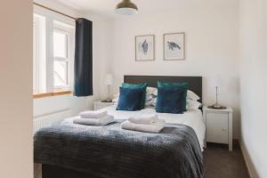 Modern 2-Bed Sleeps 4 - Pet Friendly & Parking
