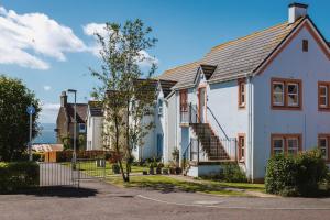 Modern 2-Bed Sleeps 4 - Pet Friendly & Parking