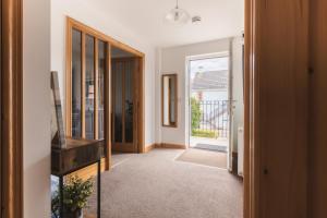 Modern 2-Bed Sleeps 4 - Pet Friendly & Parking