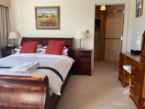 Top Floor En-suite Double Bedrooms With Great View Of Windsor Castle & Free Parking