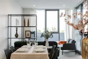 Sunny Blossom Escapes with Free Parking and Pool - Bywong