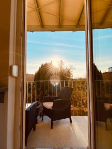 HOCHWERTIGE Ferienwohnung mit 7qm Balkon, Netflix, Kaffeeautomat, RainShower Bad