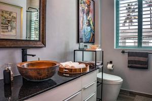 Renovated Condo at the Beach Close to Everything