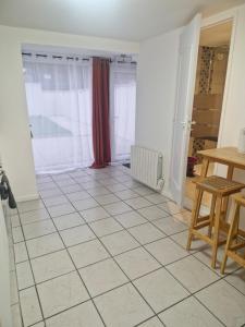 Maisons de vacances Lumineuse avec jardin : photos des chambres