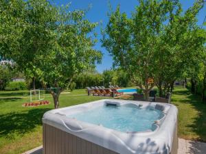 Large home with pool,bubble bath and fenced garden 