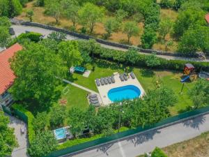 Large home with pool,bubble bath and fenced garden 
