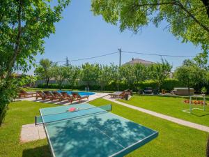 Large home with pool,bubble bath and fenced garden 