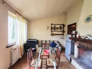 Apartment in a farmhouse with swimming pool