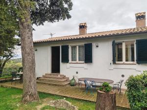 Apartment in a farmhouse with swimming pool