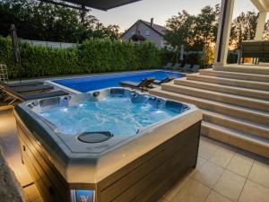 Modern Villa with pool and bubble bath 