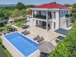 Modern Villa with pool and bubble bath