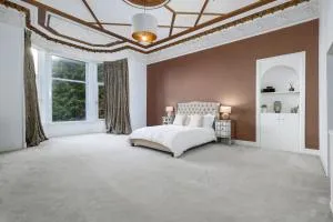 Extravagant 6 Bed Victorian Townhouse with Hot Tub - Springburn