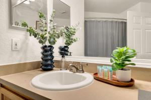 Modern 2BR2BA w King Bed, Pools Gym #1