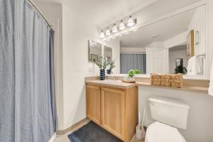 Modern 2BR2BA w King Bed, Pools Gym #1